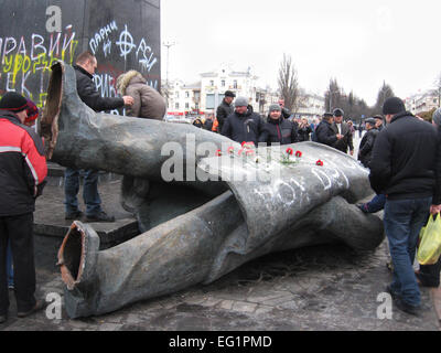 große Bronze-Denkmal Lenin den Führer des Weltproletariats in Tschernigow geworfen Stockfoto