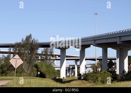 STRAßEN UND ÜBERFÜHRUNGEN IN DER STADT VON HOUSTON, TEXAS, USA Stockfoto