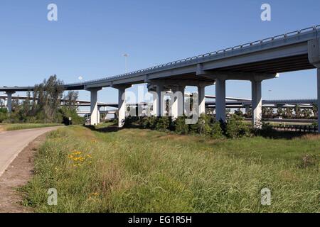 STRAßEN UND ÜBERFÜHRUNGEN IN DER STADT VON HOUSTON, TEXAS, USA Stockfoto