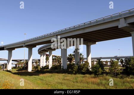 STRAßEN UND ÜBERFÜHRUNGEN IN DER STADT VON HOUSTON, TEXAS, USA Stockfoto