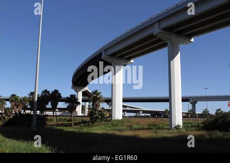 STRAßEN UND ÜBERFÜHRUNGEN IN DER STADT VON HOUSTON, TEXAS, USA Stockfoto