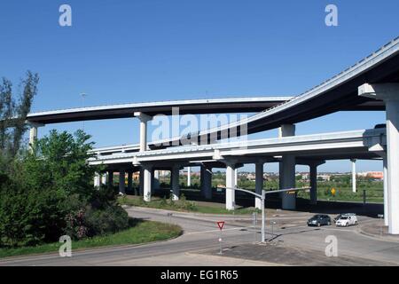 STRAßEN UND ÜBERFÜHRUNGEN IN DER STADT VON HOUSTON, TEXAS, USA Stockfoto