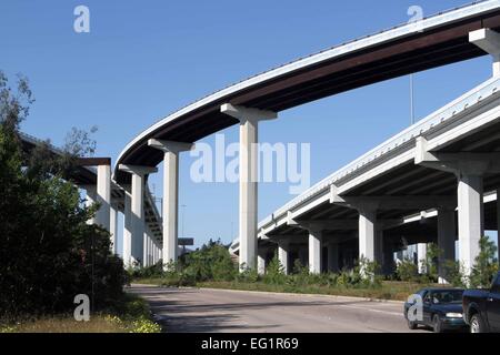 STRAßEN UND ÜBERFÜHRUNGEN IN DER STADT VON HOUSTON, TEXAS, USA Stockfoto