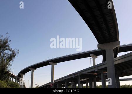 STRAßEN UND ÜBERFÜHRUNGEN IN DER STADT VON HOUSTON, TEXAS, USA Stockfoto