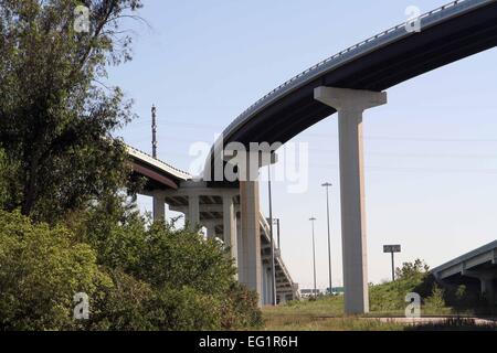 STRAßEN UND ÜBERFÜHRUNGEN IN DER STADT VON HOUSTON, TEXAS, USA Stockfoto