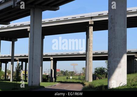 STRAßEN UND ÜBERFÜHRUNGEN IN DER STADT VON HOUSTON, TEXAS, USA Stockfoto