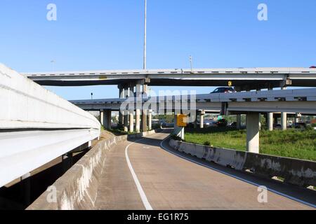 STRAßEN UND ÜBERFÜHRUNGEN IN DER STADT VON HOUSTON, TEXAS, USA Stockfoto