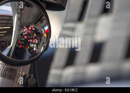 Daytona Beach, FL, USA. 13. Februar 2015. Daytona Beach, FL - 13. Februar 2015: Der NASCAR Sprint Cup Series Teams nehmen an der Strecke für den Sprint Unlimited auf dem Daytona International Speedway in Daytona Beach, FL. © Csm/Alamy Live-Nachrichten Stockfoto