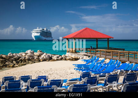 Strand Liegestühle auf der Princess Cays, Bahamas, Karibik. Stockfoto