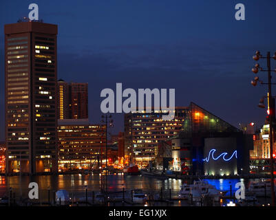 BALTIMORE, MD - 11. Februar 2015: Das World Trade Center, das National Aquarium und andere Gebäude leuchtet die Nacht Himmel ar Stockfoto