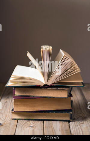 Vintage alte Bücher auf Holzdeck Tisch. Textfreiraum Stockfoto