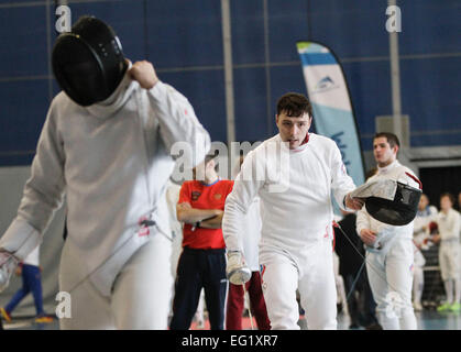 Vancouver. 13. Februar 2015. Von Vadim Anokhin (C) Russland reagiert nach einem Spiel bei der 2015 World Cup Mens Degen Fechten Meisterschaft in Vancouver, Kanada, Feb. 13, 2015 verloren. Bildnachweis: Liang Sen/Xinhua/Alamy Live-Nachrichten Stockfoto