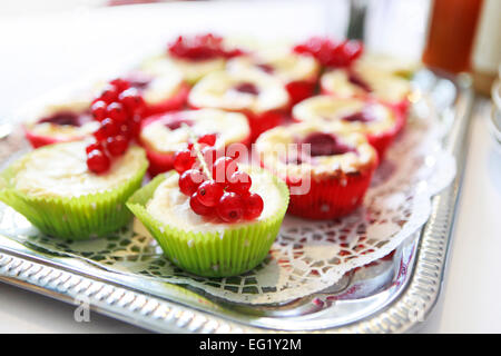 verschiedene Desserts serviert mit Obst auf einem Tablett Stockfoto