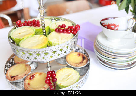 verschiedene Desserts serviert mit Obst auf einem Tablett Stockfoto