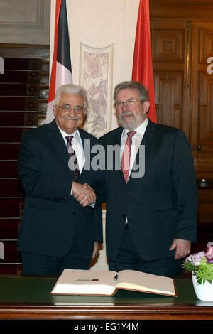 Luxemburg, Luxemburg, Luxemburg. 13. Februar 2015. Der palästinensische Präsident Mahmoud Abbas trifft sich mit dem Vorsitzenden des luxemburgischen Parlaments in Luxemburg am 13. Februar 2015 © Thaer Ganaim/APA Bilder/ZUMA Draht/Alamy Live News Stockfoto