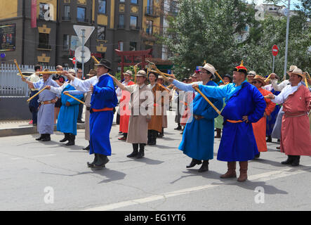 Menschen in traditionellen Kostümen, Unabhängigkeitstag Manifestation, Ulan Bator, Mongolei Stockfoto