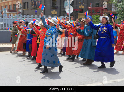 Menschen in traditionellen Kostümen, Unabhängigkeitstag Manifestation, Ulan Bator, Mongolei Stockfoto