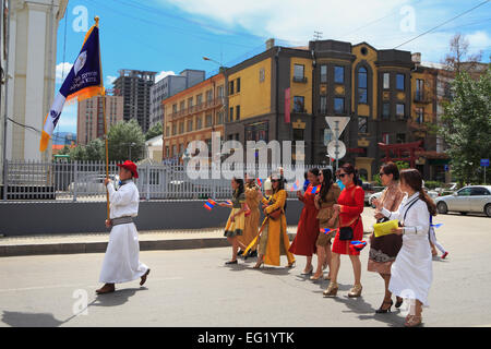 Menschen in traditionellen Kostümen, Unabhängigkeitstag Manifestation, Ulan Bator, Mongolei Stockfoto