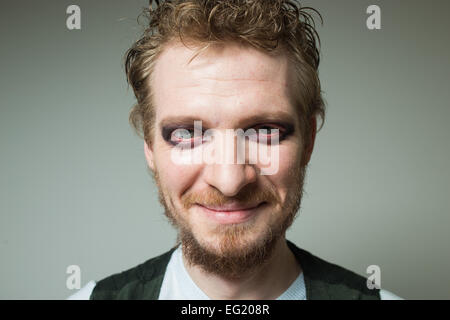 Prortret bärtiger Mann mit Make-up. Close-up Stockfoto