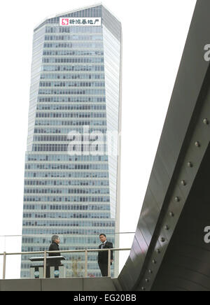 Shanghai, CHINA. 28. Januar 2015. Die Skyline von Shanghais Finanzzentrum sitzt unter einer Schicht von Umweltverschmutzung auf 28. Januar 2015. Der chinesische Ministerpräsident Li Keqiang verpfändet 10 Millionen neue Arbeitsplätze schaffen in diesem Jahr trotz eines Wirtschaftswachstums, das in fast ein Viertel eines Jahrhunderts letztes Jahr zu seinem schwächsten Tempo verlangsamt. Chinas Wirtschaft wuchs bei seiner langsamsten in 24 Jahren im Jahr 2014 als Immobilienpreise gekühlt und chinesische Unternehmen und Kommunen unter schweren Schuldenlast zu kämpfen. © Stephen Rasierer/ZUMA Draht/Alamy Live-Nachrichten Stockfoto