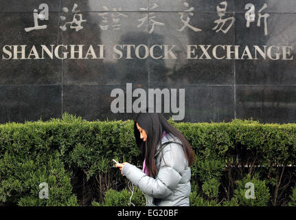 Shanghai, CHINA. 28. Januar 2015. Chinesische Spaziergang vorbei an der Shanghai Stock Exchange am 28. Januar 2015. Der chinesische Ministerpräsident Li Keqiang verpfändet 10 Millionen neue Arbeitsplätze schaffen in diesem Jahr trotz eines Wirtschaftswachstums, das in fast ein Viertel eines Jahrhunderts letztes Jahr zu seinem schwächsten Tempo verlangsamt. Chinas Wirtschaft wuchs bei seiner langsamsten in 24 Jahren im Jahr 2014 als Immobilienpreise gekühlt und chinesische Unternehmen und Kommunen unter schweren Schuldenlast zu kämpfen. © Stephen Rasierer/ZUMA Draht/Alamy Live-Nachrichten Stockfoto