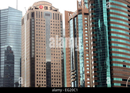 Shanghai, CHINA. 28. Januar 2015. Die Skyline von Shanghais Finanzzentrum sitzt unter einer Schicht von Umweltverschmutzung auf 28. Januar 2015. Der chinesische Ministerpräsident Li Keqiang verpfändet 10 Millionen neue Arbeitsplätze schaffen in diesem Jahr trotz eines Wirtschaftswachstums, das in fast ein Viertel eines Jahrhunderts letztes Jahr zu seinem schwächsten Tempo verlangsamt. Chinas Wirtschaft wuchs bei seiner langsamsten in 24 Jahren im Jahr 2014 als Immobilienpreise gekühlt und chinesische Unternehmen und Kommunen unter schweren Schuldenlast zu kämpfen. © Stephen Rasierer/ZUMA Draht/Alamy Live-Nachrichten Stockfoto