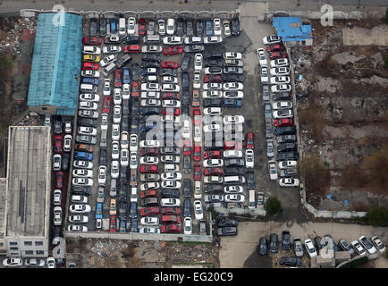 Shanghai, CHINA. 28. Januar 2015. Ein Parkplatz in der Innenstadt von Shanghai ist am 28. Januar 2015 vollständig gefüllt. Der chinesische Ministerpräsident Li Keqiang verpfändet 10 Millionen neue Arbeitsplätze schaffen in diesem Jahr trotz eines Wirtschaftswachstums, das in fast ein Viertel eines Jahrhunderts letztes Jahr zu seinem schwächsten Tempo verlangsamt. Chinas Wirtschaft wuchs bei seiner langsamsten in 24 Jahren im Jahr 2014 als Immobilienpreise gekühlt und chinesische Unternehmen und Kommunen unter schweren Schuldenlast zu kämpfen. © Stephen Rasierer/ZUMA Draht/Alamy Live-Nachrichten Stockfoto