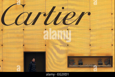 Shanghai, CHINA. 28. Januar 2015. Chinesische Spaziergang vorbei an einer Cartier-Boutique in der Innenstadt von Shanghai am 28. Januar 2015. Der chinesische Ministerpräsident Li Keqiang verpfändet 10 Millionen neue Arbeitsplätze schaffen in diesem Jahr trotz eines Wirtschaftswachstums, das in fast ein Viertel eines Jahrhunderts letztes Jahr zu seinem schwächsten Tempo verlangsamt. Chinas Wirtschaft wuchs bei seiner langsamsten in 24 Jahren im Jahr 2014 als Immobilienpreise gekühlt und chinesische Unternehmen und Kommunen unter schweren Schuldenlast zu kämpfen. © Stephen Rasierer/ZUMA Draht/Alamy Live-Nachrichten Stockfoto