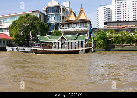 Fähre von the Peninsula Hotel am Chao Praya River, Bangkok, Thailand Stockfoto