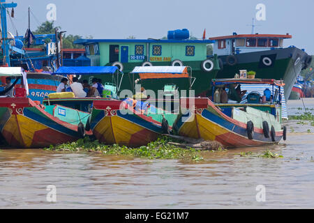 Boote in den Hafen von Long Xuyen, Mekong Delta, Vietnam, Asien Stockfoto