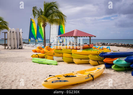 Bunte Strand Kajaks auf der Princess Cays, Bahamas, Karibik. Stockfoto