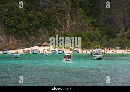 Boote auf der Insel Kho Phi Don Ph in der Maya Bay, Thailand Stockfoto