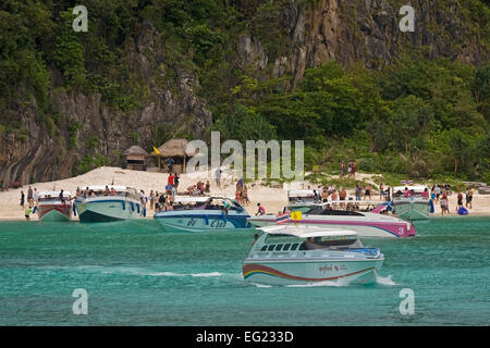 Boote auf der Insel Kho Phi Don Ph in der Maya Bay, Thailand Stockfoto