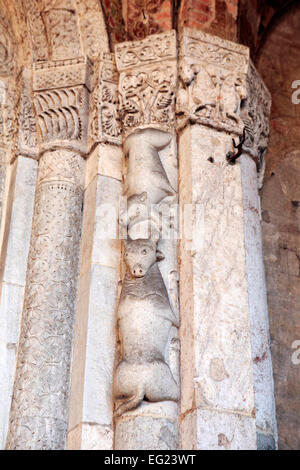 Marmorskulpturen des Portals Sant Ambrogio Basilika (12. Jahrhundert), Mailand, Lombardei, Italien Stockfoto