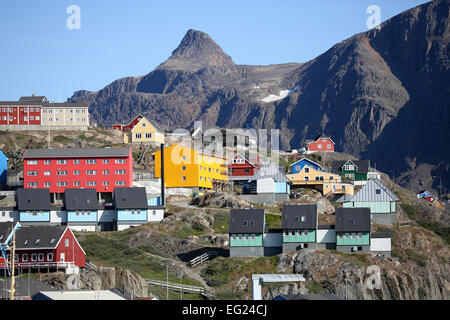 Grönland, Sisimiut, bunte Häuser auf erhöhten Berg. Stockfoto