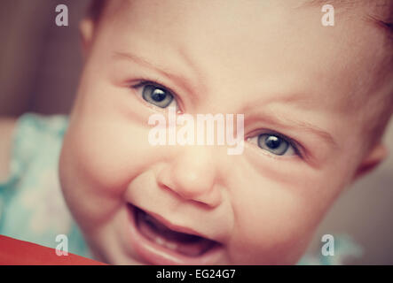 Closeup Vintage-Style Portrait ein schreiendes Baby, sehr traurig niedlich kleines Kind, schlechte Laune Gesichtsausdruck, jammern Verhalten Stockfoto