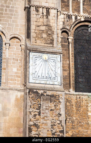 Detail der Sonnenuhr auf der Seite der Kathedrale von Ely, Cambridgeshire, England Stockfoto