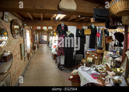 In einem Antiquitätengeschäft - Waterside antiken Zentrum, Ely, England Stockfoto