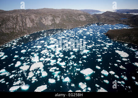 Ilulissat, Grönland Luftaufnahme von bergy Bits fließt in ein Fjord des Wassers mit Bergen. Stockfoto