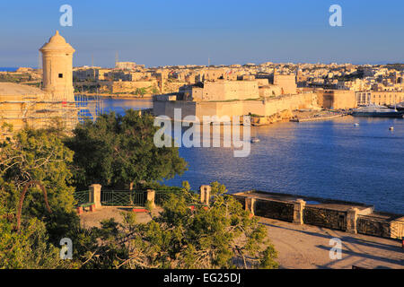 La Valletta, Blick vom oberen Barracca Gärten zum Fort St. Angelo, Malta Stockfoto