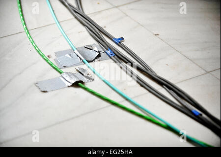 Detail mit elektrischen TV Kabel auf dem Boden mit Klebeband fixiert Stockfoto