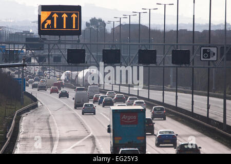 Bristol, UK. 14. Februar 2015. Eine Boeing 747 Rumpf auf der M4 in der Nähe der Ausfahrt 21 transportiert werden. Der Flugzeugrumpf war wiederverwertbare Teile am Cotswold Airport beraubt und um recycelt werden transportiert wurde. Abnorme Belastung Spezialisten K W S Koch Transport zog den Rumpf und unterstützt den Betrieb. Bildnachweis: Herr Standfast/Alamy Live-Nachrichten Stockfoto