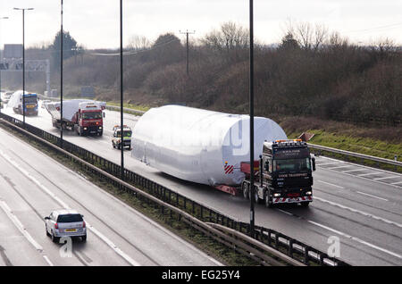 Bristol, UK. 14. Februar 2015. Eine Boeing 747 Rumpf auf der M4 in der Nähe der Ausfahrt 21 transportiert werden. Der Flugzeugrumpf war wiederverwertbare Teile am Cotswold Airport beraubt und um recycelt werden transportiert wurde. Abnorme Belastung Spezialisten K W S Koch Transport zog den Rumpf und unterstützt den Betrieb. Bildnachweis: Herr Standfast/Alamy Live-Nachrichten Stockfoto