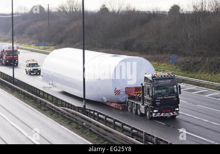 Bristol, UK. 14. Februar 2015. Eine Boeing 747 Rumpf auf der M4 in der Nähe der Ausfahrt 21 transportiert werden. Der Flugzeugrumpf war wiederverwertbare Teile am Cotswold Airport beraubt und um recycelt werden transportiert wurde. Abnorme Belastung Spezialisten K W S Koch Transport zog den Rumpf und unterstützt den Betrieb. Bildnachweis: Herr Standfast/Alamy Live-Nachrichten Stockfoto