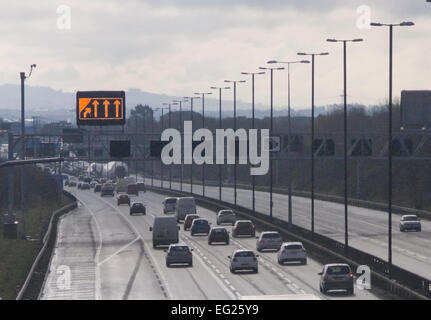 Bristol, UK. 14. Februar 2015. Eine Boeing 747 Rumpf auf der M4 in der Nähe der Ausfahrt 21 transportiert werden. Der Flugzeugrumpf war wiederverwertbare Teile am Cotswold Airport beraubt und um recycelt werden transportiert wurde. Abnorme Belastung Spezialisten K W S Koch Transport zog den Rumpf und unterstützt den Betrieb. Bildnachweis: Herr Standfast/Alamy Live-Nachrichten Stockfoto