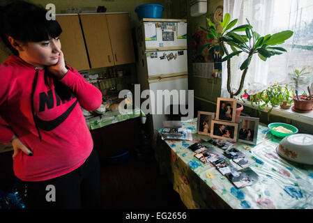 Tetiana Yakimova, 21 Jahre alte Witwe des Soldaten aus 95 luftbeweglichen Brigade Yakimov Alexander, starben in den kämpfen am 13. Mai in der Nähe von Kramatorsk, beobachten ihre Hochzeitsfotos. Radomyschl, Ukraine, 31. Januar 2015. Foto von Oleksandr Rupeta Stockfoto