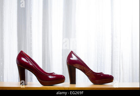 Verschiedene Schuhe auf Holzregalen. Stockfoto