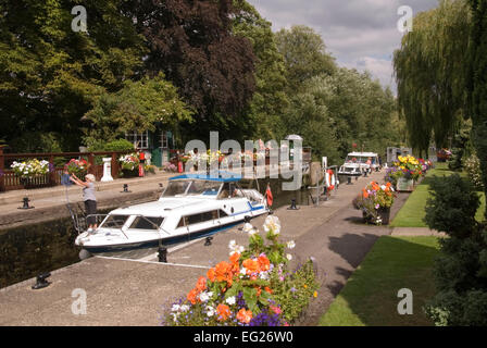 Oxon - am malerischen Shiplake Lock - Themse - sperren Fluss Kreuzer an der Schleuse - bunte Seite Gärten - Sommer Sonne Stockfoto