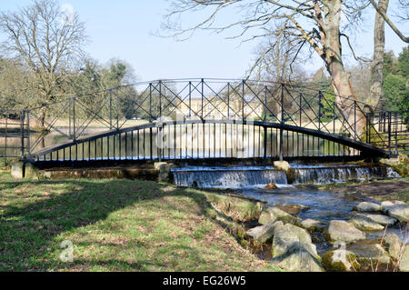 Buckinghamshire - Great Missenden Abtei - Fluß Misbourne - viktorianischen Fußgängerbrücke über Fluss - Frühlingssonne Stockfoto