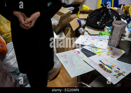 Natalia, Aktivist aus der politischen Partei "Swoboda", sortiert und verpackt Lebensmittel, gesammelt von gemeinsamen Dorfbewohnern für ATO Soldaten an vorderster Front zu kämpfen. Radomyschl, Ukraine, 31. Januar 2015. Foto von Oleksandr Rupeta Stockfoto
